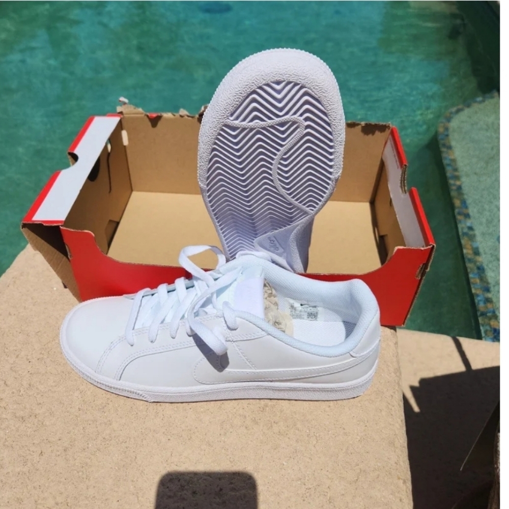 Nike court royale